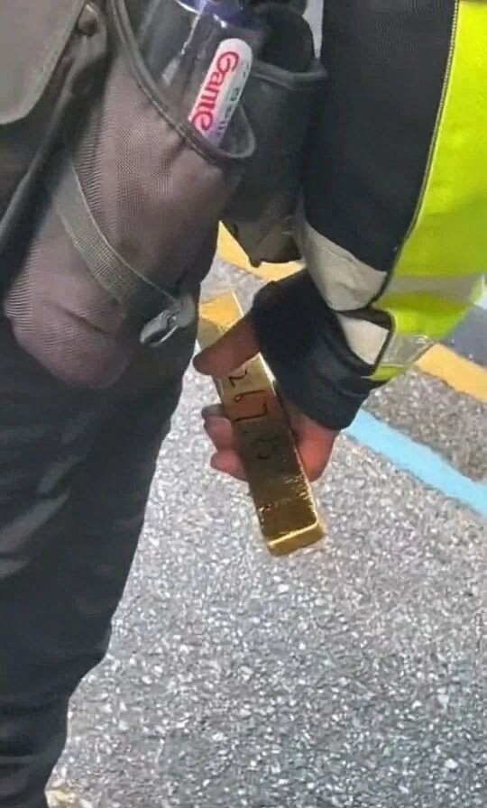 间群策略 “着急上班，第一时间给了交警”，在深圳捡到“巨型金条”的小哥找到了